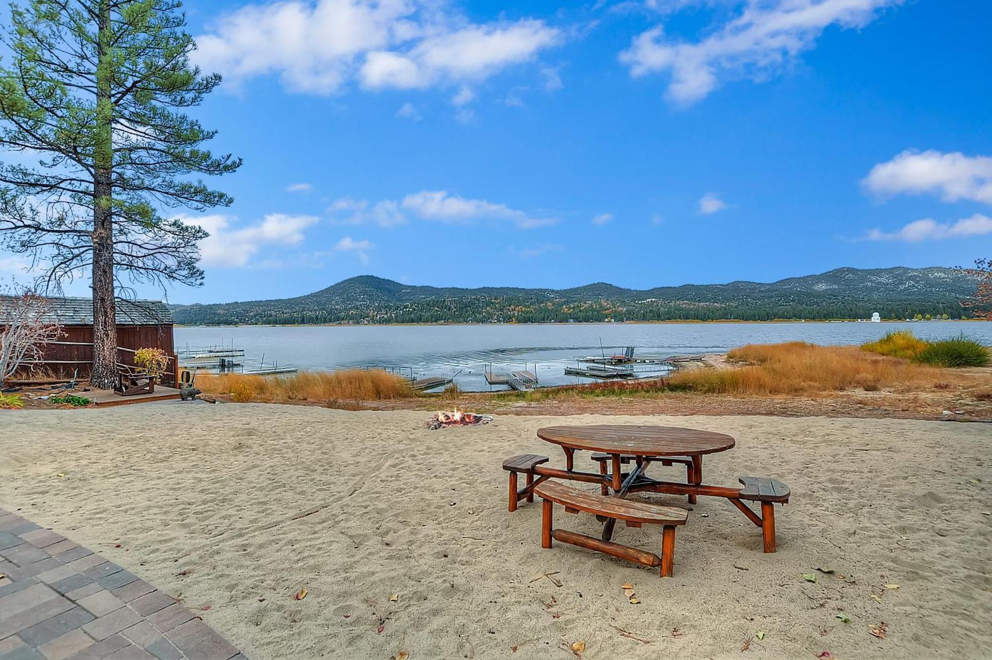 Lagunita Shores By Avantstay Beautiful Lakefront Mansion W Hot Tub Bbq Big Bear Lake Exterior photo